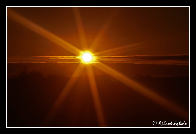 102 Un lever de soleil eblouissant au dessus des dunes